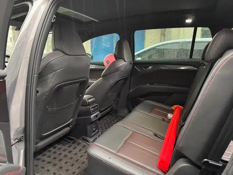 Audi Q5 e-tron 2022 Model 40 e-tron Star Edition - Fashion Set — миниатюра 9