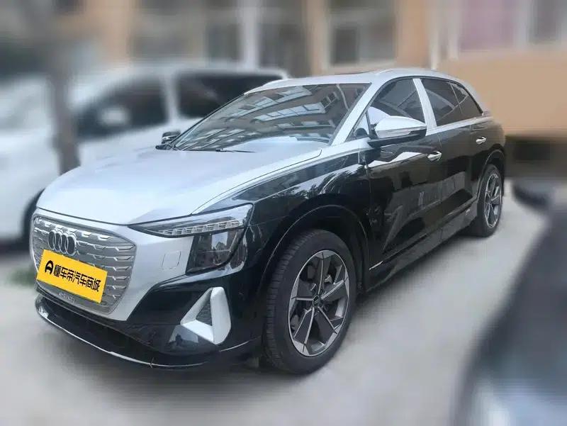 Audi Q5 e-tron 2022 Model 40 e-tron Star Edition - Fashion Set — миниатюра 1