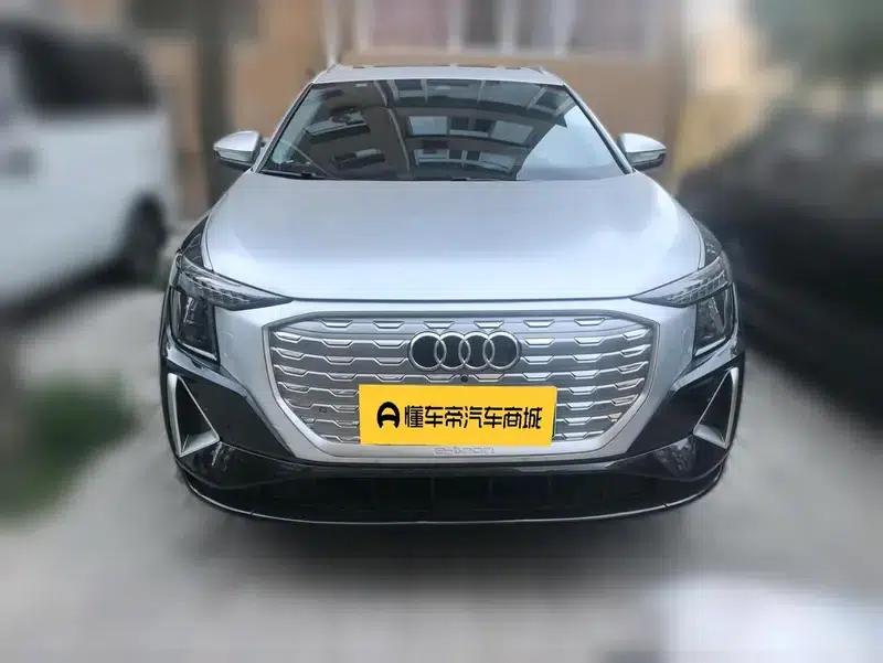 Audi Q5 e-tron 2022 Model 40 e-tron Star Edition - Fashion Set — миниатюра 2