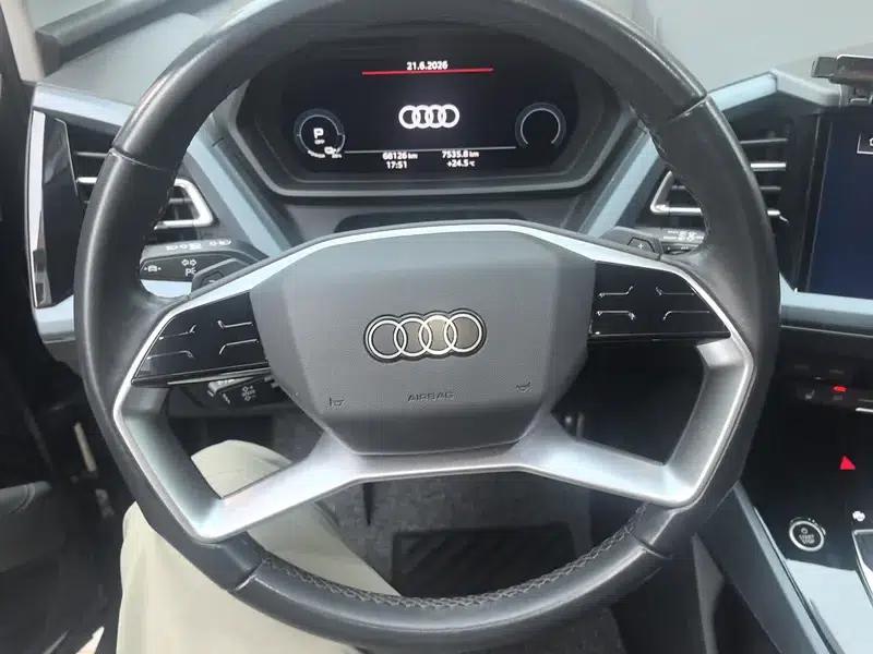Audi Q5 e-tron 2022 Model 40 e-tron Star Edition - Fashion Set — миниатюра 11
