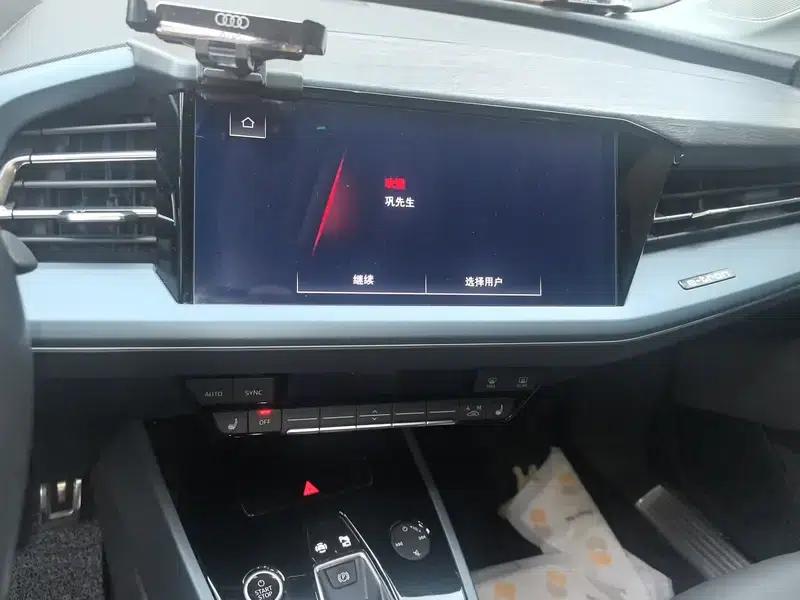Audi Q5 e-tron 2022 Model 40 e-tron Star Edition - Fashion Set — миниатюра 12