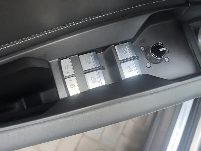 Audi Q5 e-tron 2022 Model 40 e-tron Star Edition - Fashion Set — миниатюра 15