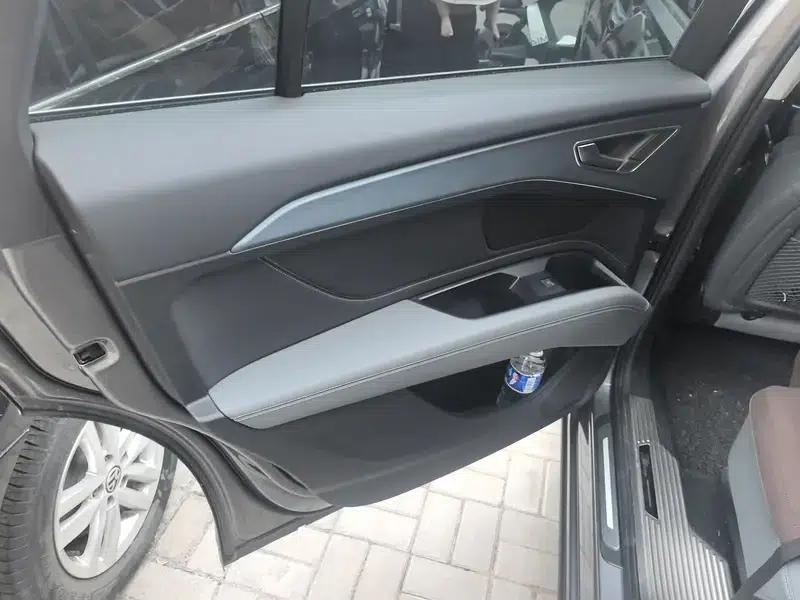 Audi Q5 e-tron 2022 Model 40 e-tron Star Edition - Fashion Set — миниатюра 17