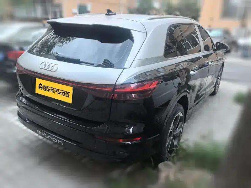 Audi Q5 e-tron 2022 Model 40 e-tron Star Edition - Fashion Set — миниатюра 4