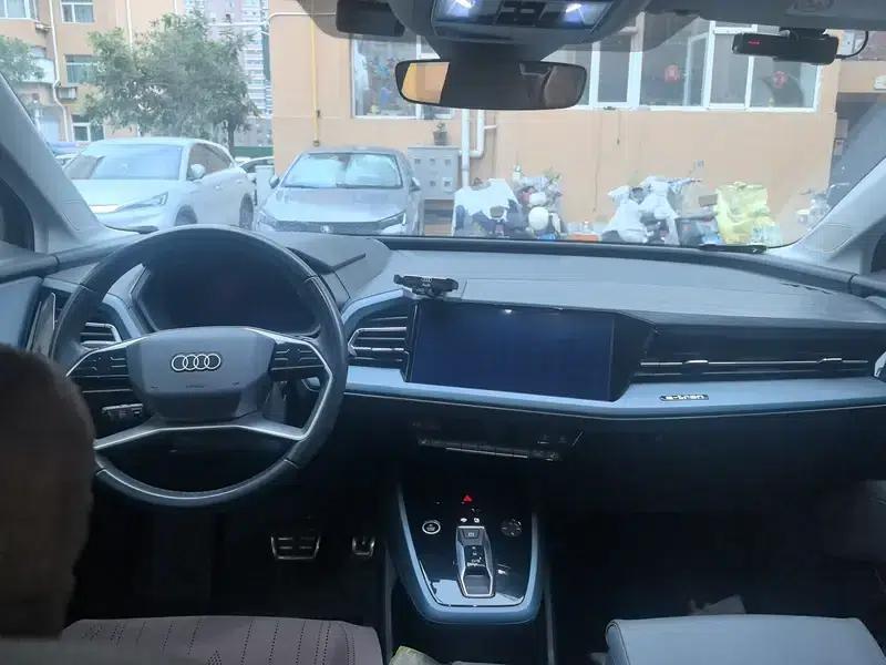 Audi Q5 e-tron 2022 Model 40 e-tron Star Edition - Fashion Set — миниатюра 10