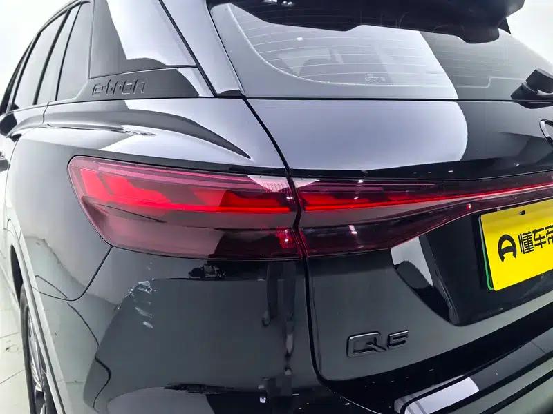 Audi Q5 e-tron 2023 Model 40 e-tron Shining Edition Mecha Set — миниатюра 13