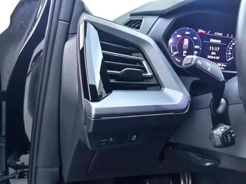 Audi Q5 e-tron 2023 Model 40 e-tron Shining Edition Mecha Set — миниатюра 18