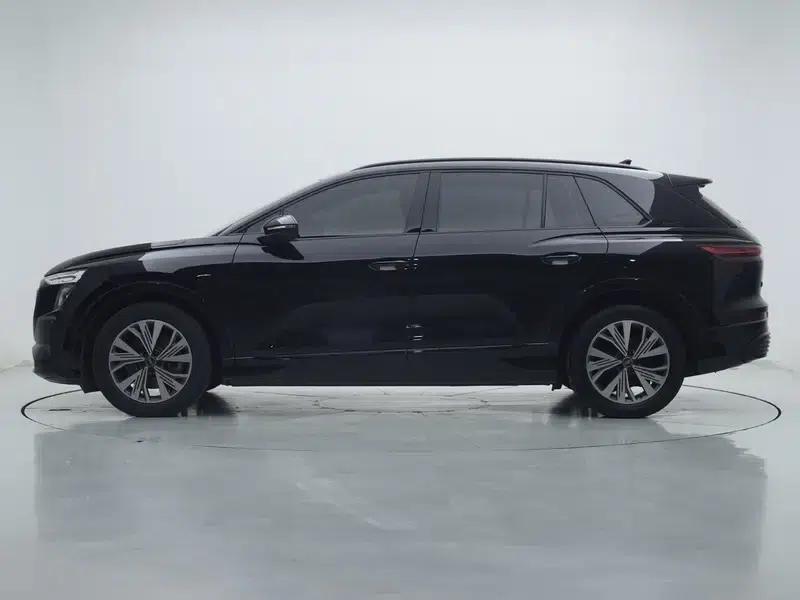 Audi Q5 e-tron 2023 Model 40 e-tron Shining Edition Mecha Set — миниатюра 4