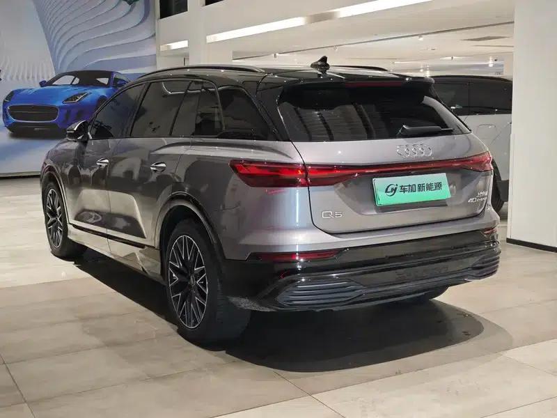 Audi Q5 e-tron 2022 Model 40 e-tron Star Edition Mech Suit — миниатюра 4