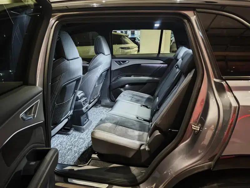Audi Q5 e-tron 2022 Model 40 e-tron Star Edition Mech Suit — миниатюра 9