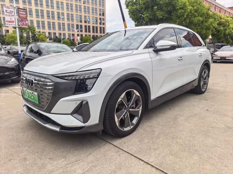 Audi Q5 e-tron 2022 Model 40 e-tron Star Edition - Fashion Set — миниатюра 1