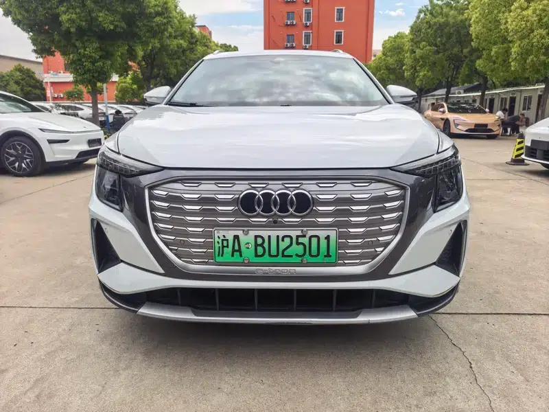 Audi Q5 e-tron 2022 Model 40 e-tron Star Edition - Fashion Set — миниатюра 2