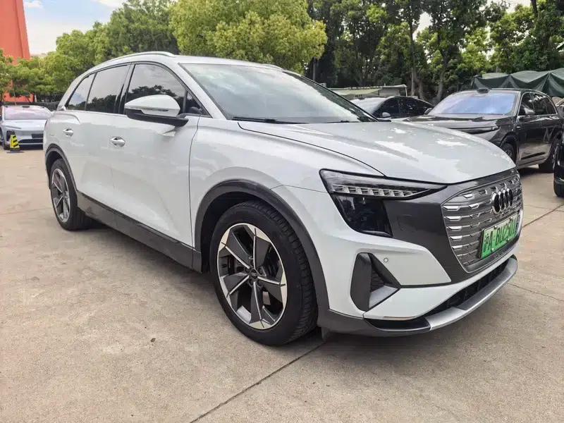 Audi Q5 e-tron 2022 Model 40 e-tron Star Edition - Fashion Set — миниатюра 3
