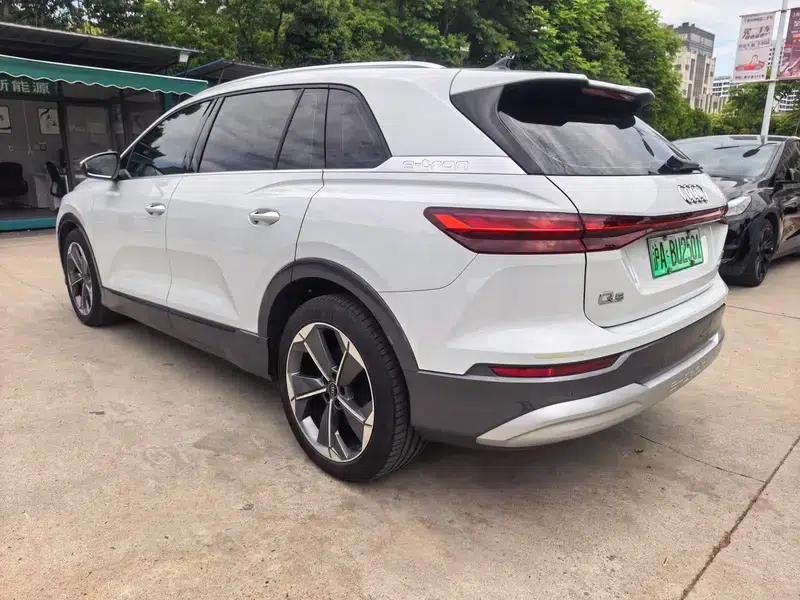 Audi Q5 e-tron 2022 Model 40 e-tron Star Edition - Fashion Set — миниатюра 4