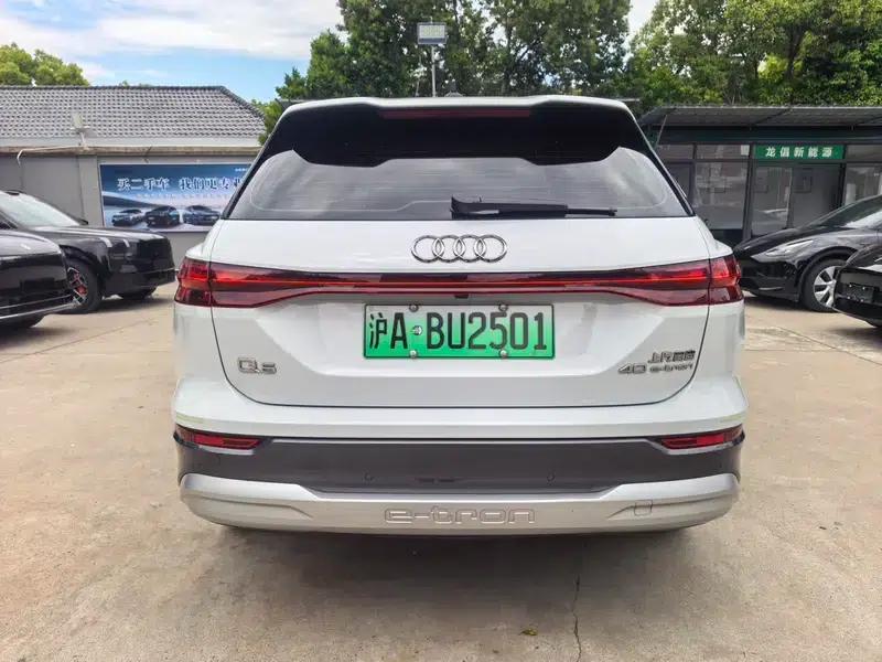 Audi Q5 e-tron 2022 Model 40 e-tron Star Edition - Fashion Set — миниатюра 5