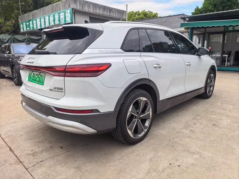 Audi Q5 e-tron 2022 Model 40 e-tron Star Edition - Fashion Set — миниатюра 6