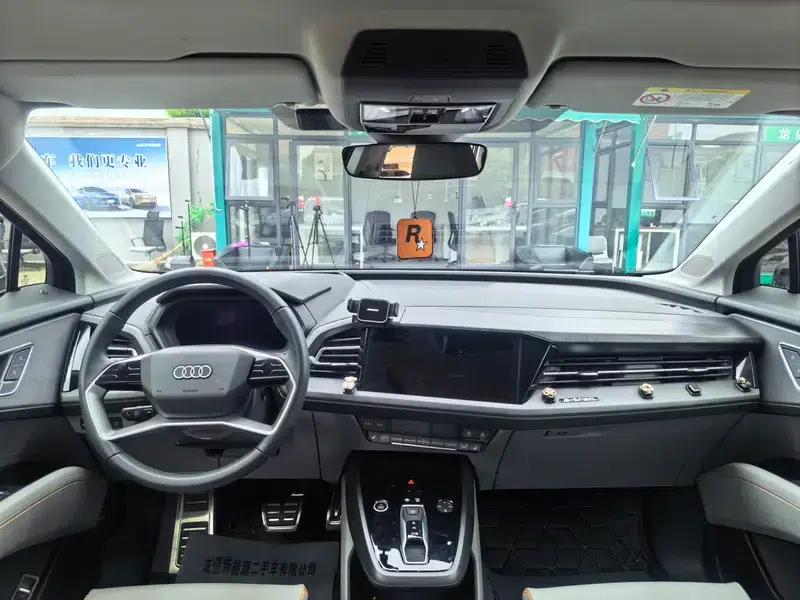Audi Q5 e-tron 2022 Model 40 e-tron Star Edition - Fashion Set — миниатюра 7