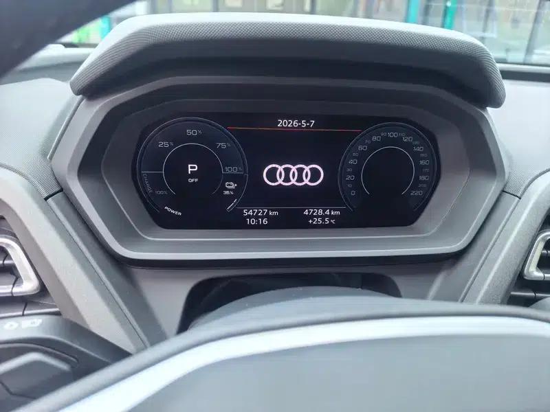 Audi Q5 e-tron 2022 Model 40 e-tron Star Edition - Fashion Set — миниатюра 8
