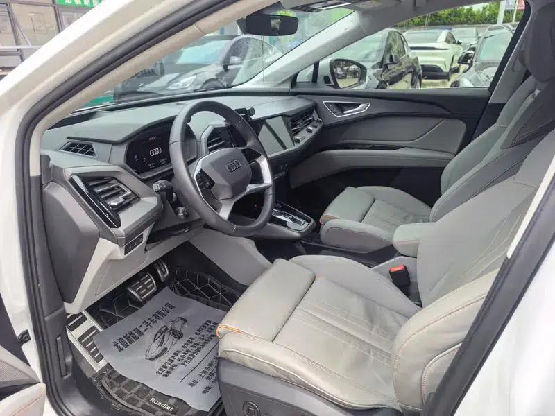 Audi Q5 e-tron 2022 Model 40 e-tron Star Edition - Fashion Set — миниатюра 9