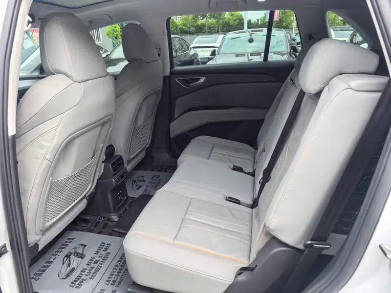 Audi Q5 e-tron 2022 Model 40 e-tron Star Edition - Fashion Set — миниатюра 10