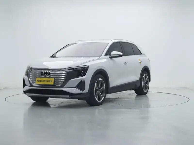 Audi Q5 e-tron 2022 Model 40 e-tron Star Edition - Fashion Set — миниатюра 1