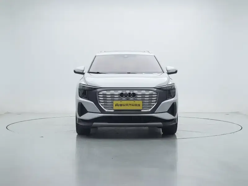 Audi Q5 e-tron 2022 Model 40 e-tron Star Edition - Fashion Set — миниатюра 2