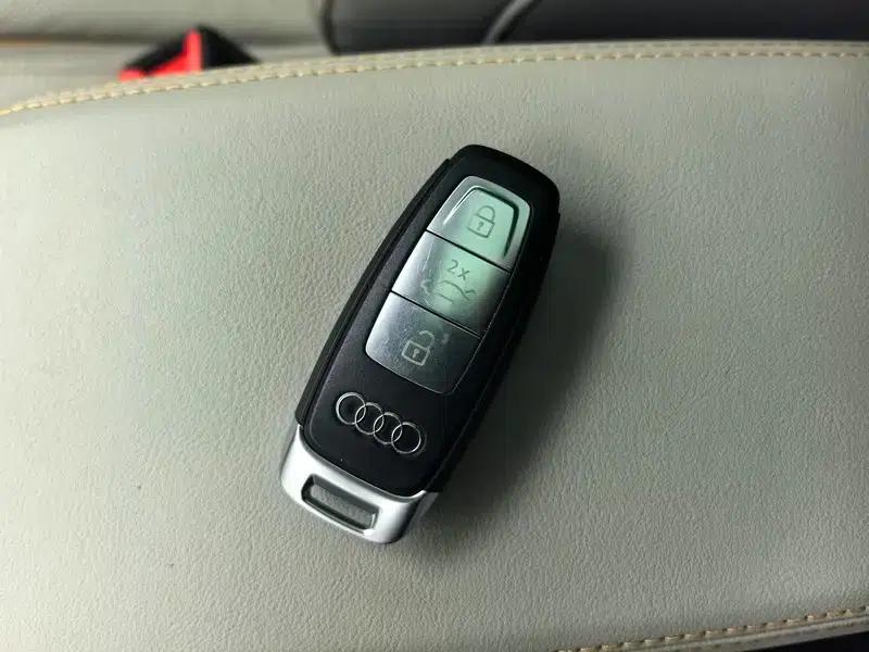 Audi Q5 e-tron 2022 Model 40 e-tron Star Edition - Fashion Set — миниатюра 11