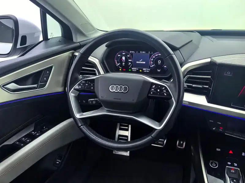 Audi Q5 e-tron 2022 Model 40 e-tron Star Edition - Fashion Set — миниатюра 16