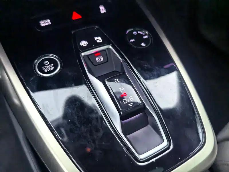 Audi Q5 e-tron 2022 Model 40 e-tron Star Edition - Fashion Set — миниатюра 17