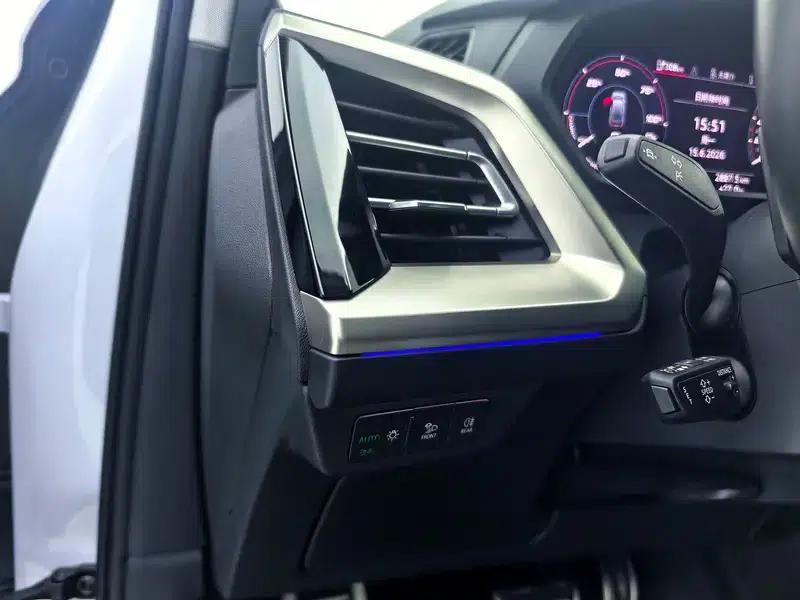Audi Q5 e-tron 2022 Model 40 e-tron Star Edition - Fashion Set — миниатюра 18