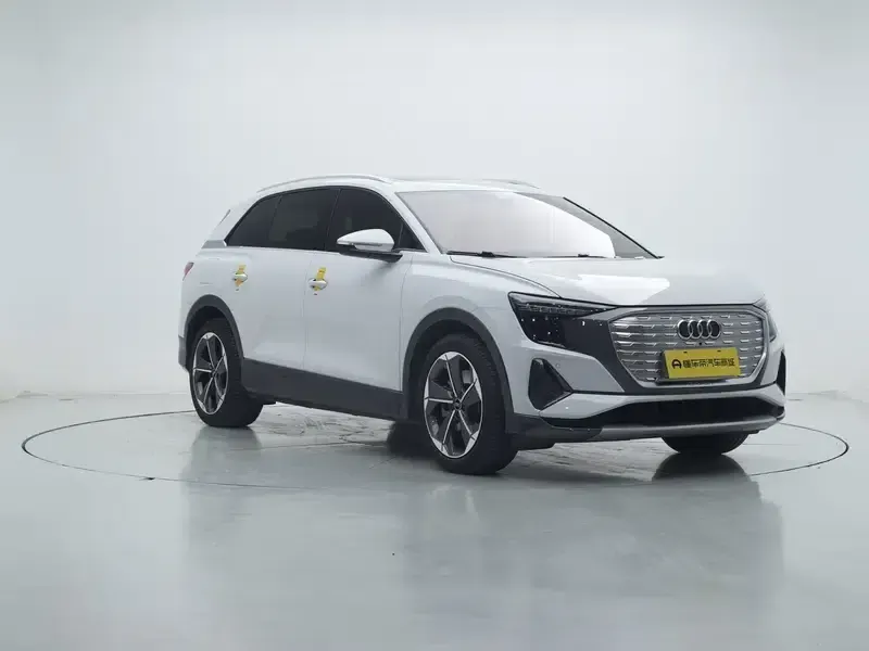 Audi Q5 e-tron 2022 Model 40 e-tron Star Edition - Fashion Set — миниатюра 3