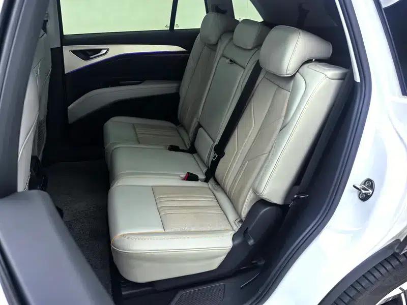 Audi Q5 e-tron 2022 Model 40 e-tron Star Edition - Fashion Set — миниатюра 23