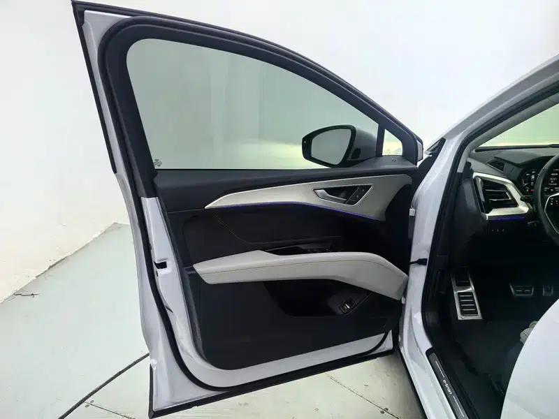 Audi Q5 e-tron 2022 Model 40 e-tron Star Edition - Fashion Set — миниатюра 25