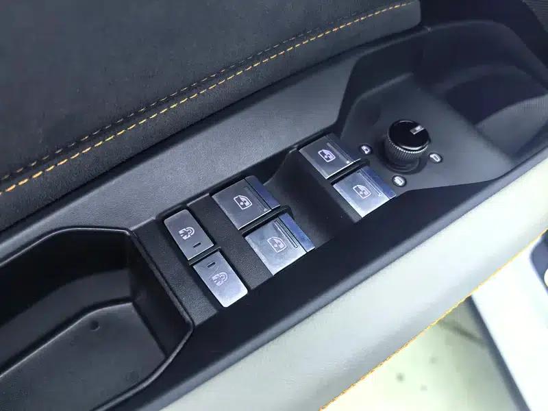 Audi Q5 e-tron 2022 Model 40 e-tron Star Edition - Fashion Set — миниатюра 26