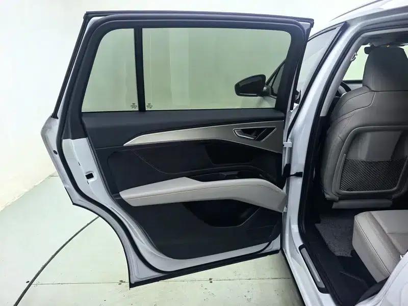 Audi Q5 e-tron 2022 Model 40 e-tron Star Edition - Fashion Set — миниатюра 27