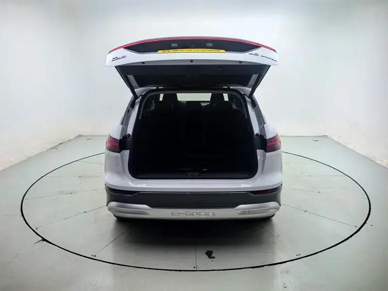 Audi Q5 e-tron 2022 Model 40 e-tron Star Edition - Fashion Set — миниатюра 28
