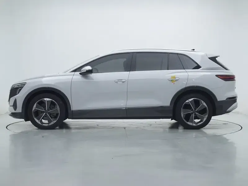 Audi Q5 e-tron 2022 Model 40 e-tron Star Edition - Fashion Set — миниатюра 4