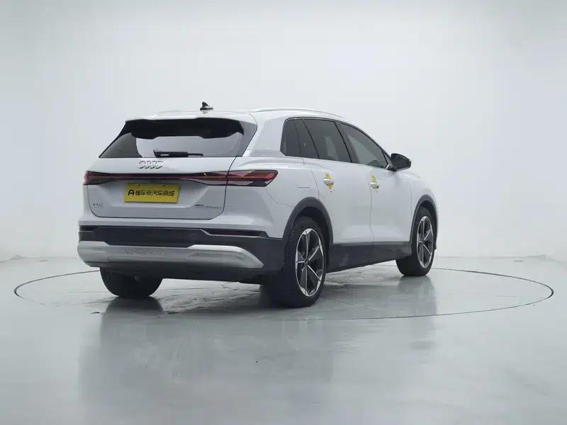 Audi Q5 e-tron 2022 Model 40 e-tron Star Edition - Fashion Set — миниатюра 7