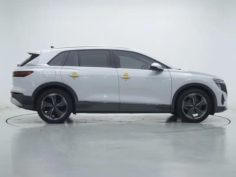 Audi Q5 e-tron 2022 Model 40 e-tron Star Edition - Fashion Set — миниатюра 8