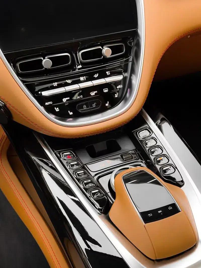2022 Aston Martin DBX 4.0T V8 — миниатюра 19