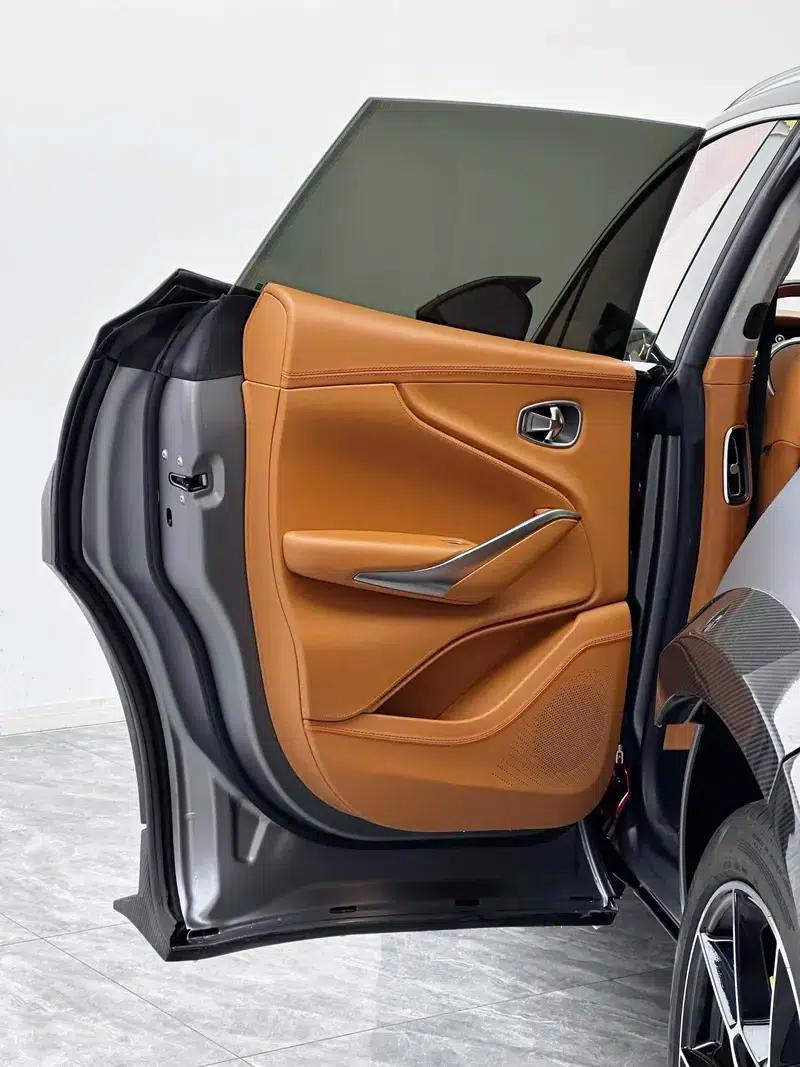 2022 Aston Martin DBX 4.0T V8 — миниатюра 35