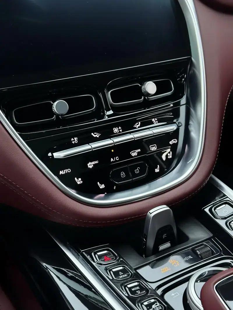 2023 Aston Martin DBX 4.0T V8 — миниатюра 11