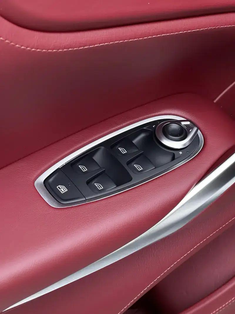 2023 Aston Martin DBX 4.0T V8 — миниатюра 24