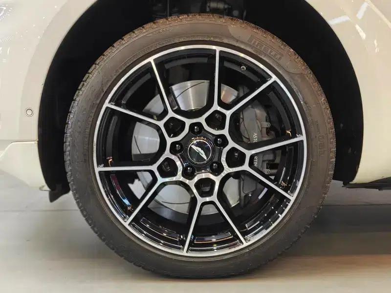 Aston Martin DBX 2021 4.0T V8 Silk Road Edition — миниатюра 11