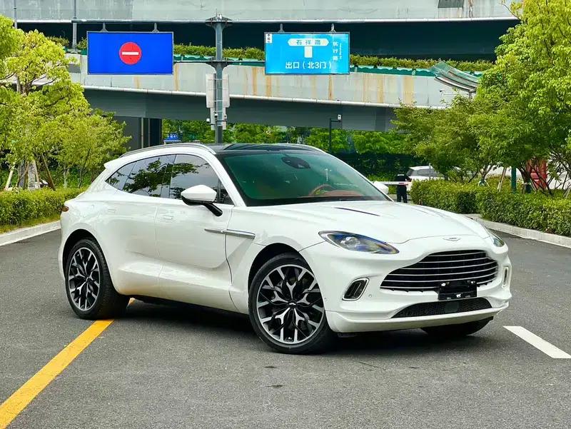 Aston Martin DBX 2022 3.0T STRAIGHT SIX — миниатюра 3
