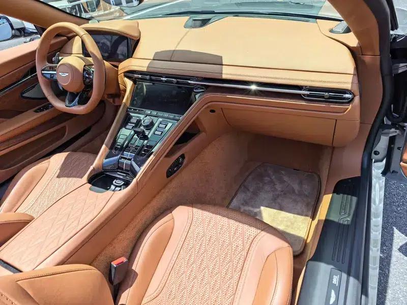 Aston Martin DB12 2024 4.0T V8 Volante — миниатюра 7