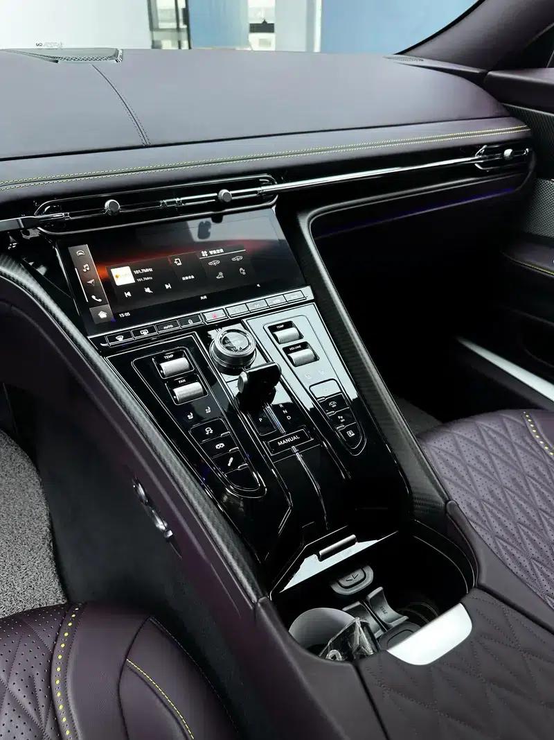 Aston Martin DB12 2024 4.0T V8 Coupe — миниатюра 16