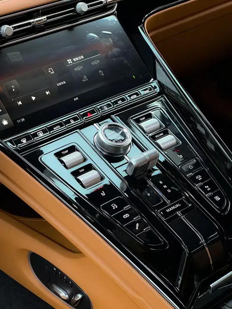 Aston Martin DB12 2024 4.0T V8 Coupe — миниатюра 13