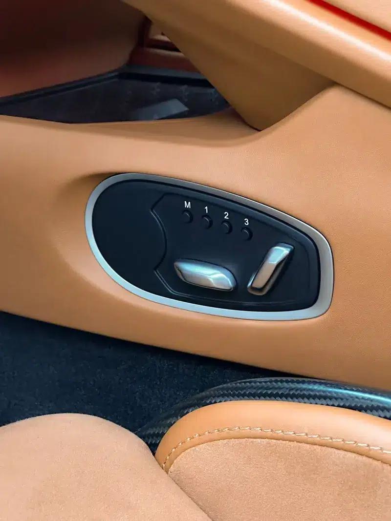Aston Martin DB12 2024 4.0T V8 Coupe — миниатюра 17
