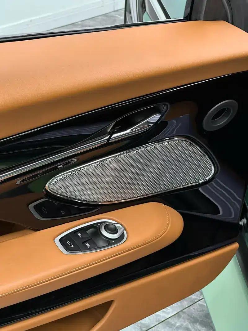 Aston Martin DB12 2024 4.0T V8 Coupe — миниатюра 10